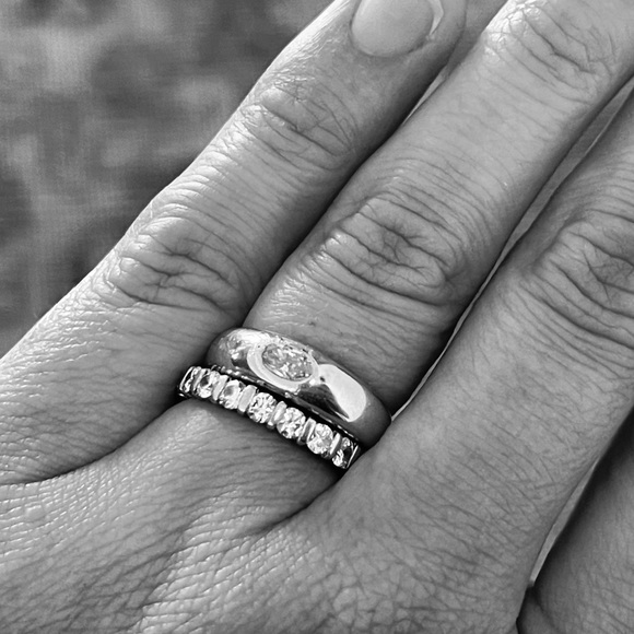 single oval diamond ring - Picture 2 of 2